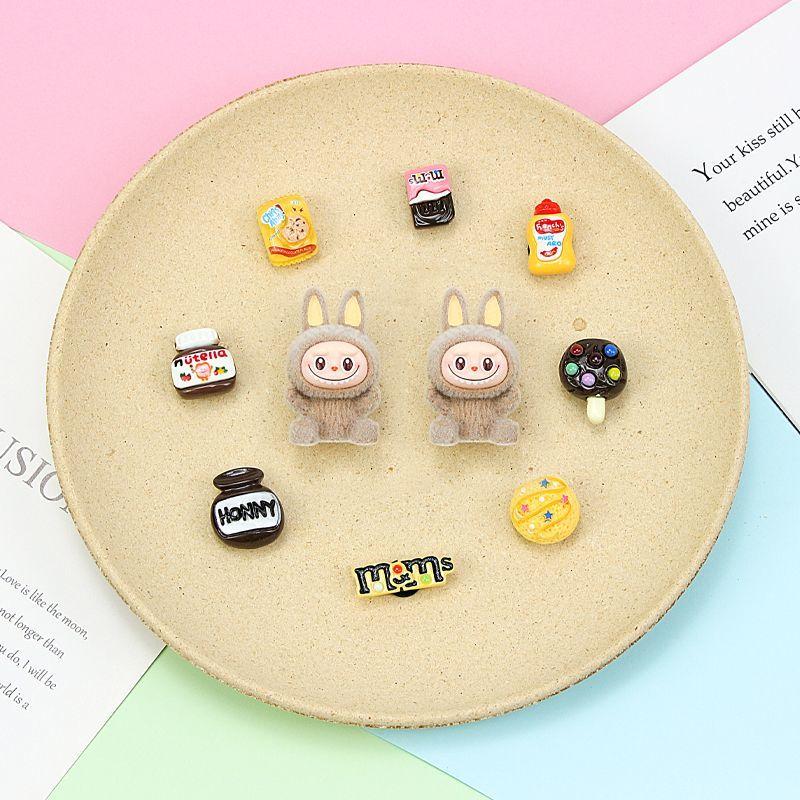 Labubu Háromdimenziós Kiegészítők Hozzáillő Lyukacsos Cipőcsatokkal, Népszerű Kiegészítők, Divatos és Személyre szabott Cipődísz Ajándékok