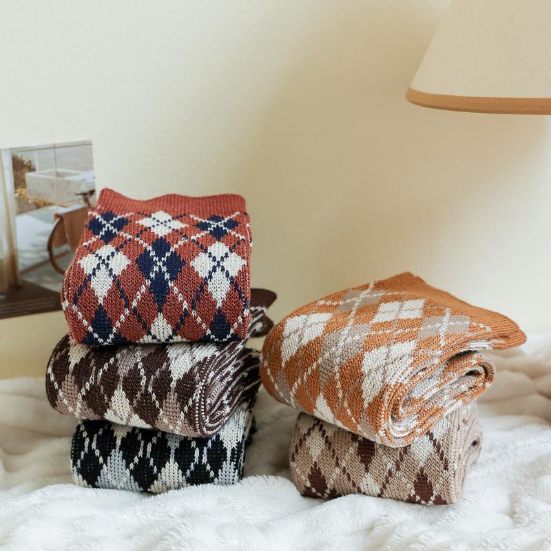 Retrofarbene High-Top-Socken für Damen im Herbst und Winter und Mid-Top-Socken aus gekämmter Baumwolle für Damen im Frühling und Herbst