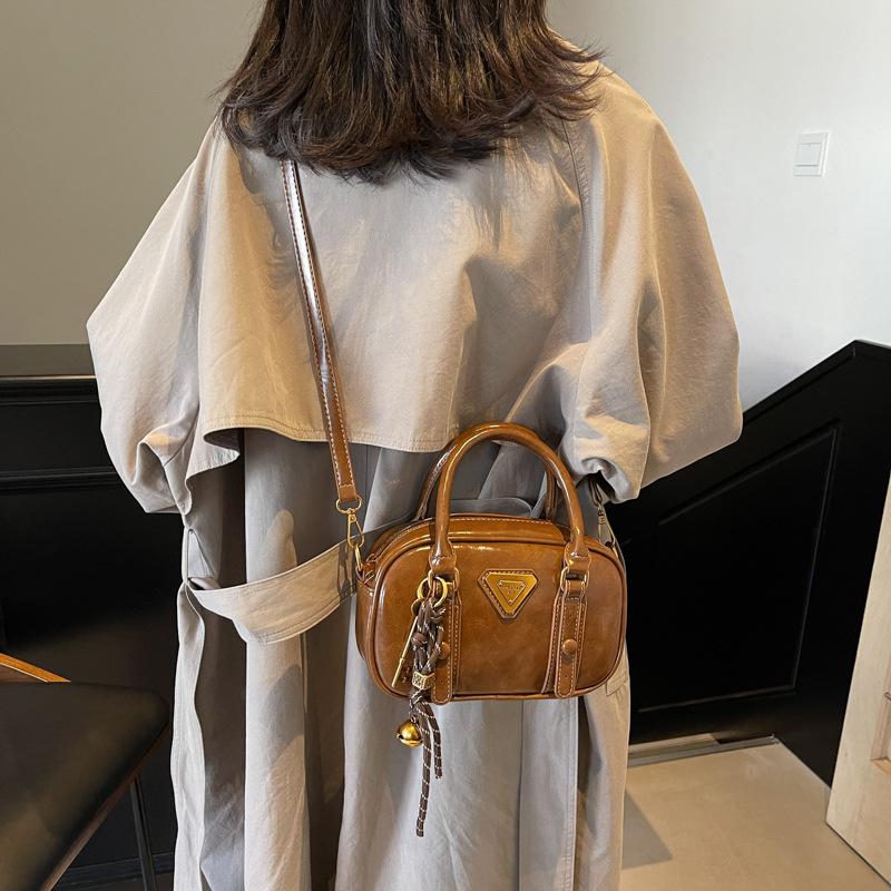 

Ретро портативная красная сумка женская 2025 новая модная универсальная маленькая квадратная сумка простая универсальная сумка-мессенджер 21*7*13