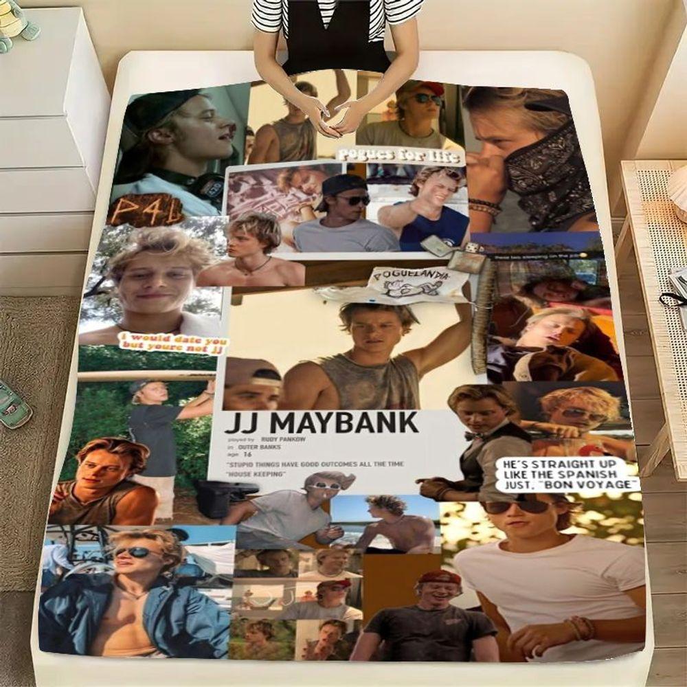 Coperta Collage JJ Maybank Outer Banks - Morbido Plaid in Pile con Momenti Iconici di JJ, Design con Testo Audace, Uso Versatile per H