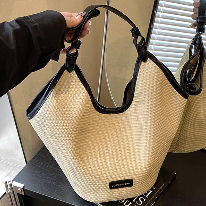 Large capacity beach woven bag women's 2025 new spring and summer niche design single shoulder commuter straw woven tote bag