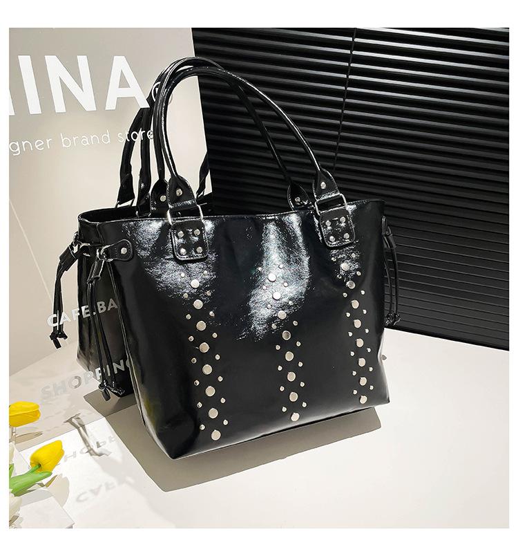 2025 Summer Popular Rivet Shoulder Bag Fashionable Large Capacity Tote Bag Casual Versatile Underarm Bag