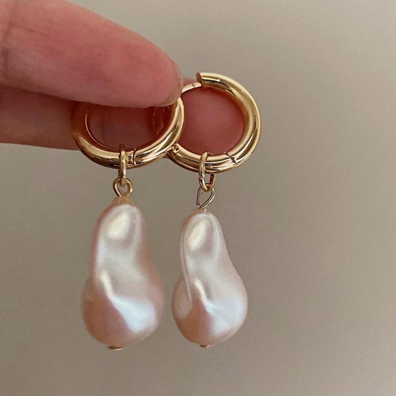 Vintage Elegance Irregular Imitation Pearl Water Drop Shape Earrings for Women New Trend Charm Jewelry Wedding Birthday Gift