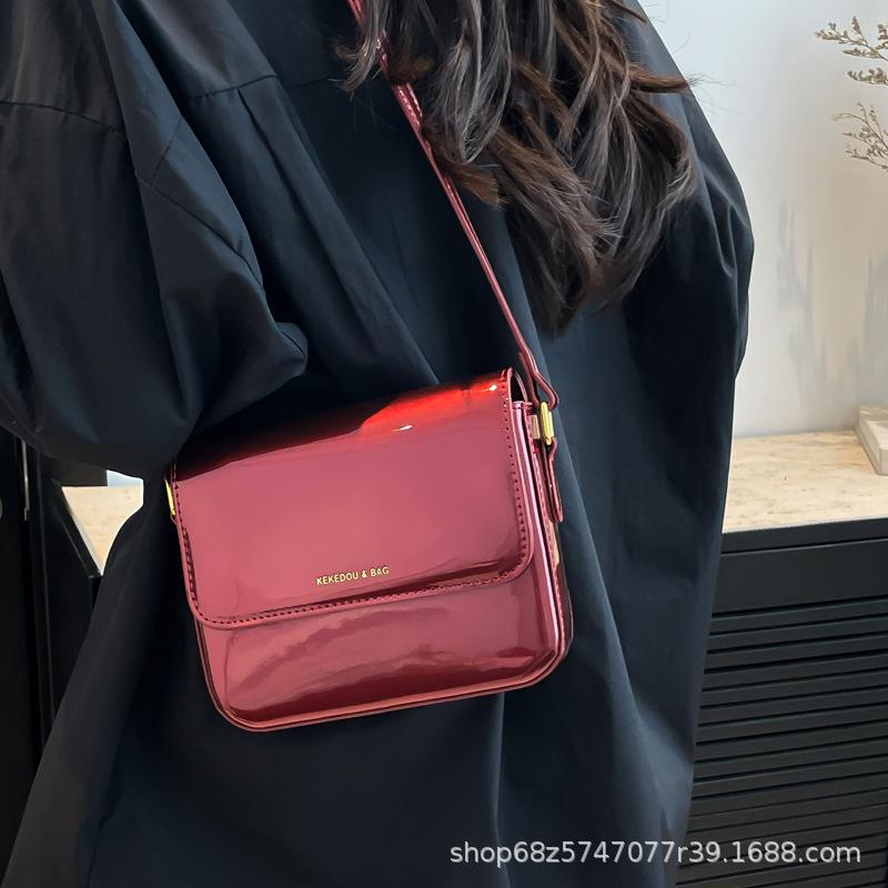 Premium texture retro niche bag 2025 new patent leather women's bag popular messenger bag single shoulder armpit bag
