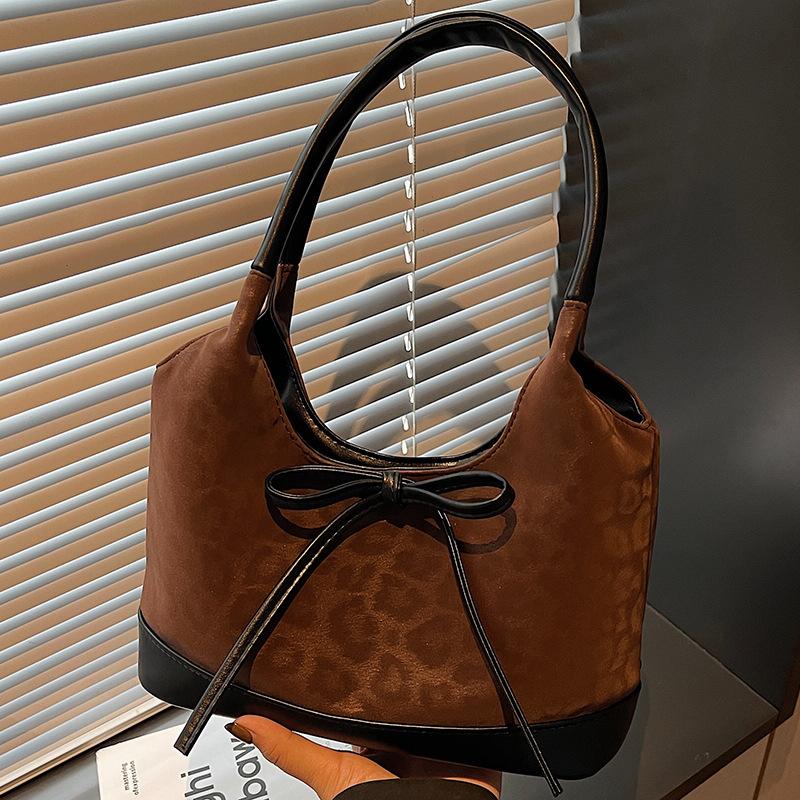 Korean version of niche foreign style portable bucket bag women's 2025 autumn new high-value suede bow shoulder bag