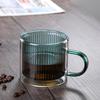 Doppelwandige Kaffeetasse aus Borosilikatglas mit vertikalen Streifen und farbigem Innenleben