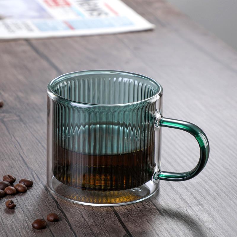 Doppelwandige Kaffeetasse aus Borosilikatglas mit vertikalen Streifen und farbigem Innenleben