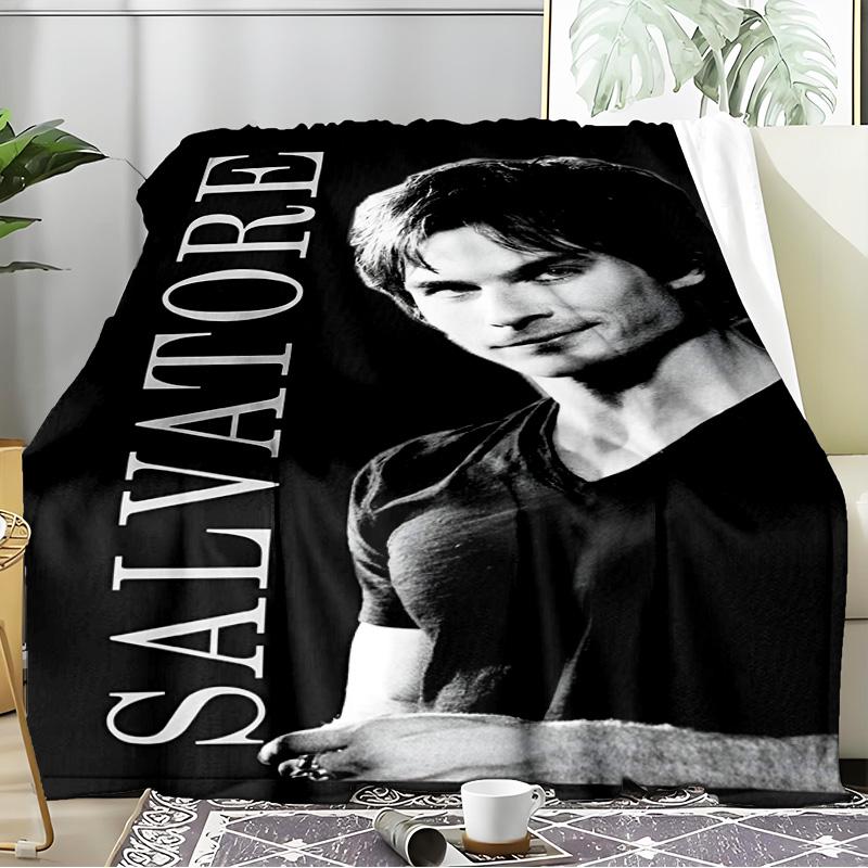 Coperta Morbida Damon Salvatore Romance in Flanella per Divano, Interno, Campeggio, Soggiorno, Ufficio, Sedia e Letto Morbido Regalo di Compleanno