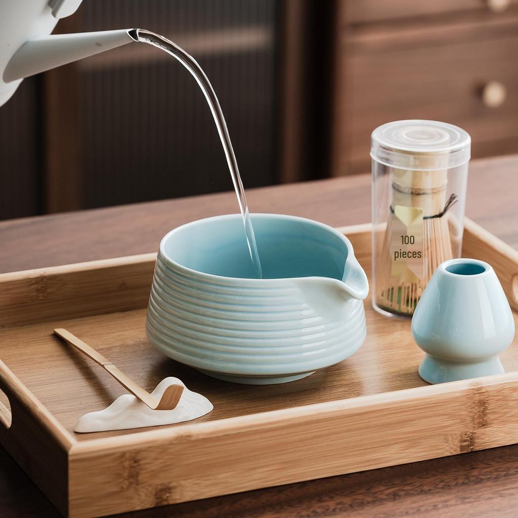 Ręcznie robiona duża japońska ceramiczna miseczka do matchy i zestaw trzepaczki