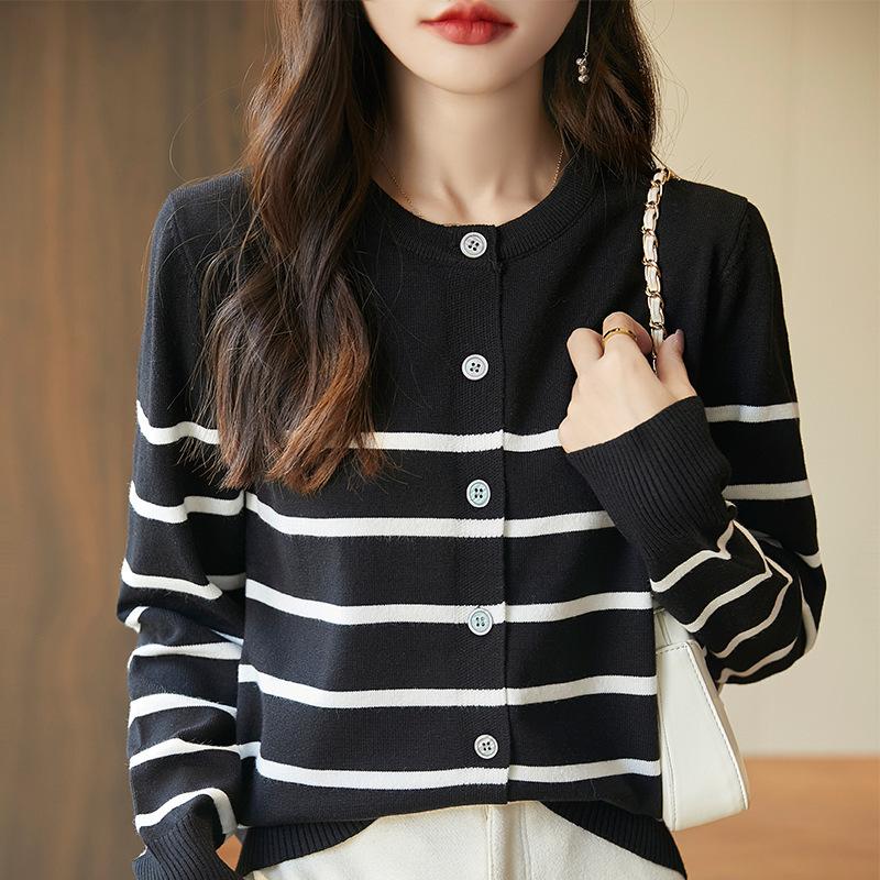 

Осенний женский трикотаж с круглым вырезом в полоску XXL чёрный/белый