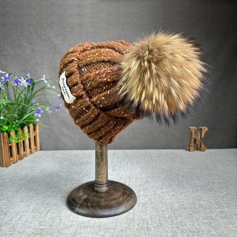 Neue Mode Mütze aus natürlichem Fell mit Pompom für Damen. Hochwertige Beanie-Mützen in verschiedenen Farben für den Winter, warme Damenmützen