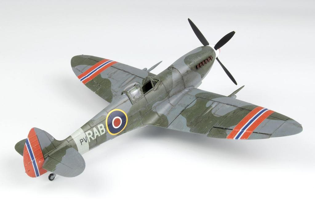 PLATZ 1/72 WWII British Spitfire Mk. IXC Plastic Model Kit with Photo-Etched Parts (AE-30)