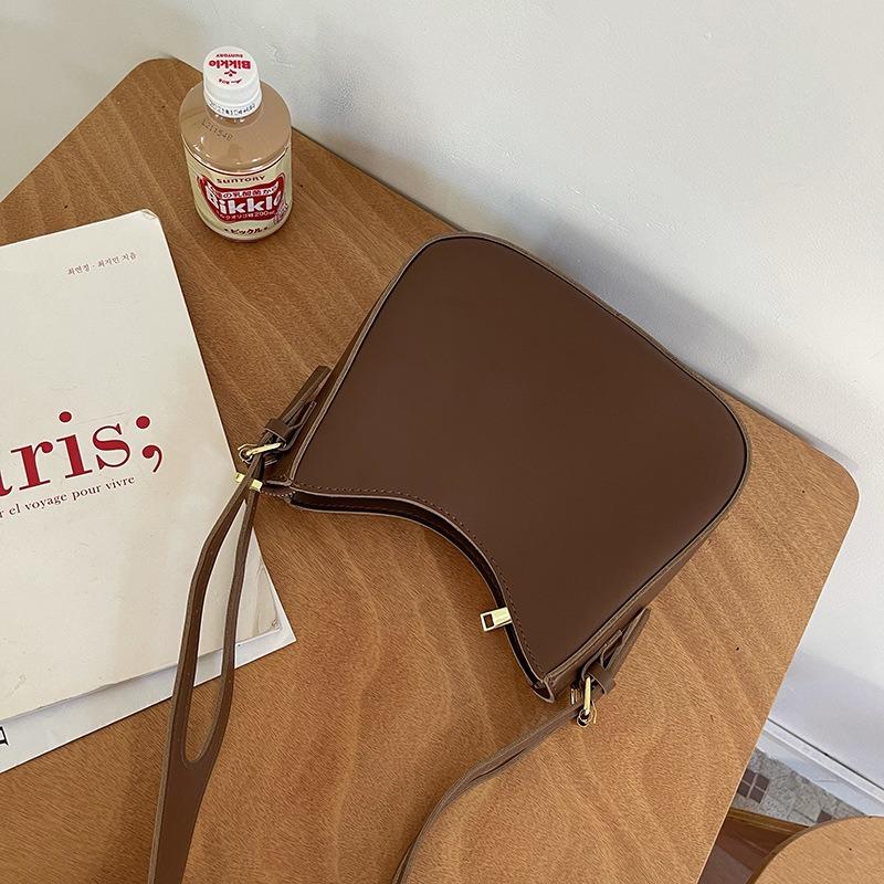 Versatile messenger bag women's new fashionable retro underarm bag niche shoulder saddle bag tide