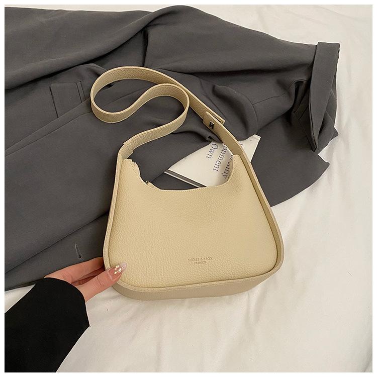 

Premium texture messenger bag niche design bag women s 2025 summer new fashion versatile commuter cloud shoulder bag хаки