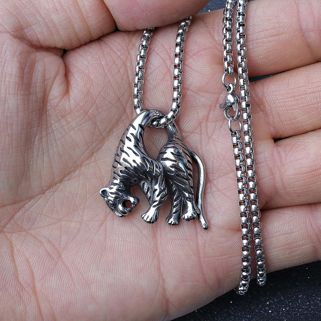 New European and American Hip Hop Jewelry Necklace Leopard Titanium Pendant Pendant ,A Gift for My Boyfriend