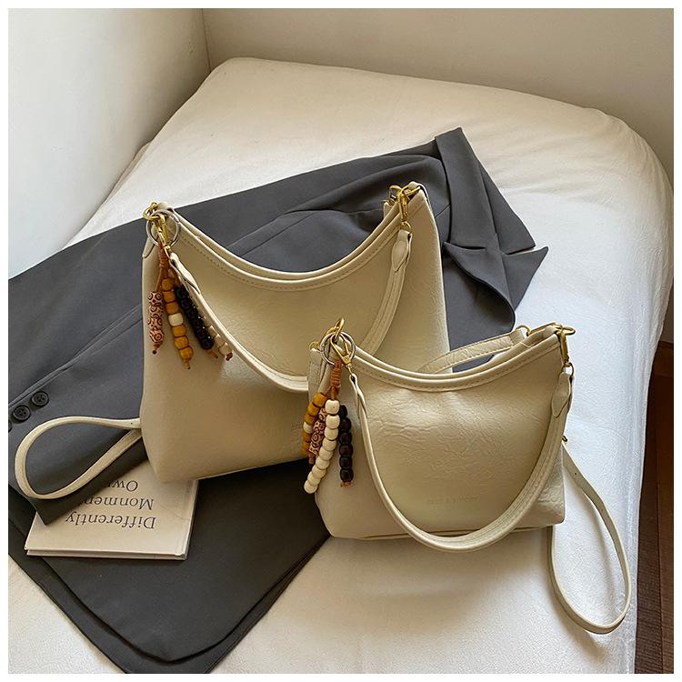 Casual shoulder bag niche design women's bag 2025 new retro underarm bag Korean version large-capacity commuter messenger bag