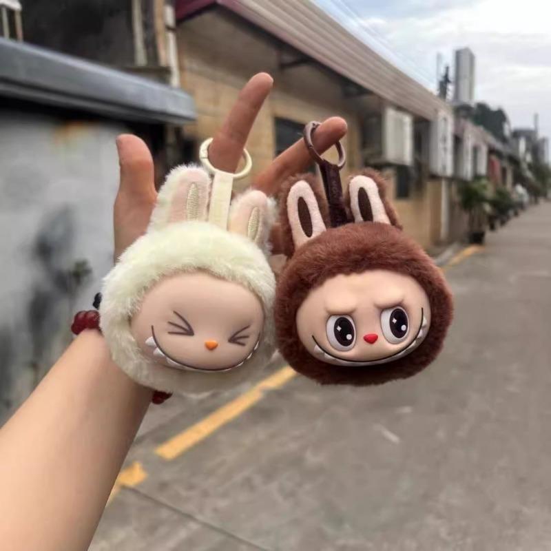 Labubu lite hode melon anheng leke søt tegneserie personlighet kreativ dukke vinyl nøkkelring dukke for venner feriegave kawaii