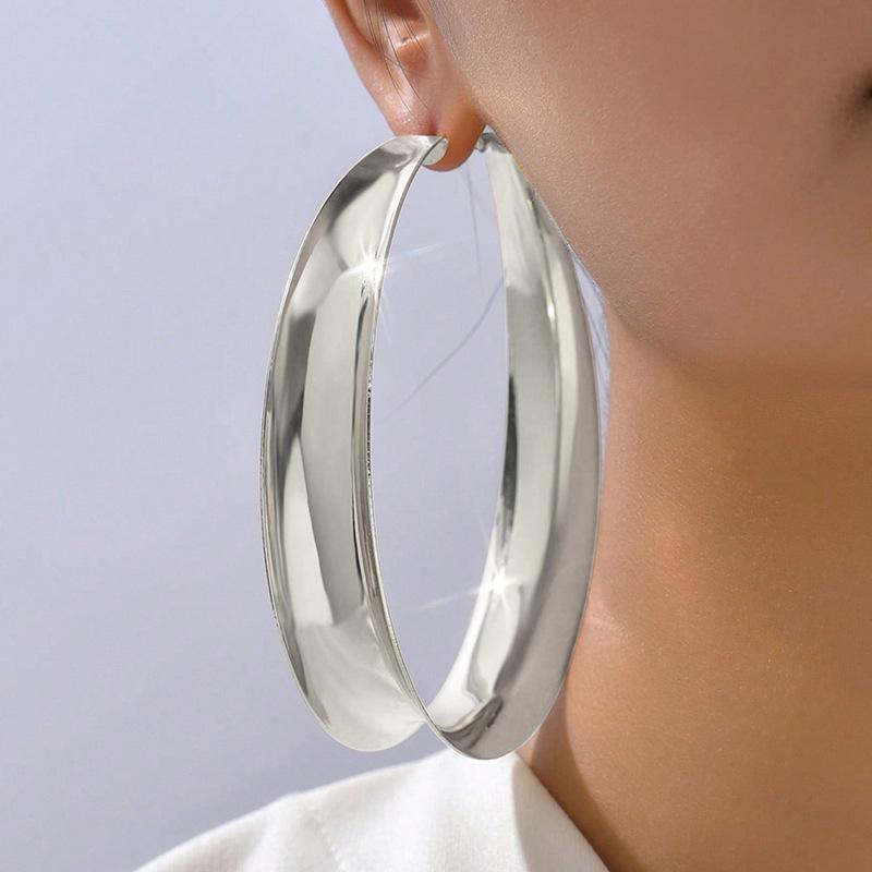 Europäische und amerikanische einfache Persönlichkeit übertriebene glänzende Ohrringe Temperament Metall geometrische Modeohrringe High-End leichter Luxus Ohrringe