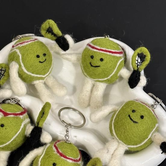 Handgemachter Tennis-Schlüsselanhänger aus Wollfilz, niedlicher Tennisball- und Schläger-Anhänger mit