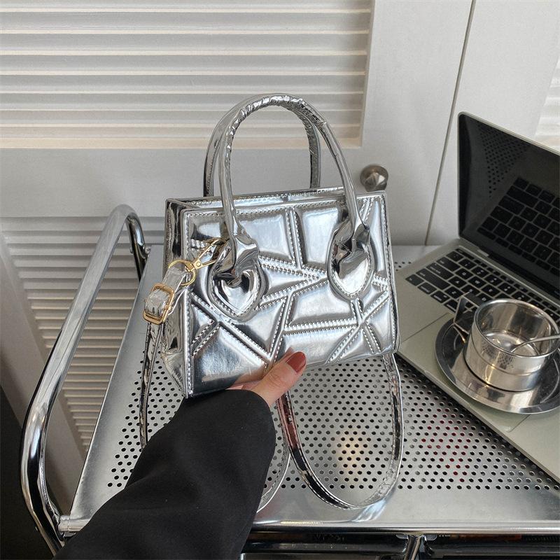 

Простая повседневная маленькая квадратная сумка 2024 весна новая мода простая портативная сумка-мессенджер ретро повседневная сумка на плечо серебряный