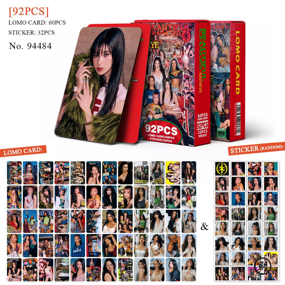 Set da 92 Pezzi Kpop Idol KATSEYE Nuovo Album BEAUTIFULCHAOS Carte Lomo LARA DANIELA Fotocard Stampati HD Adesivi MANON MEGAN Regalo per Fan