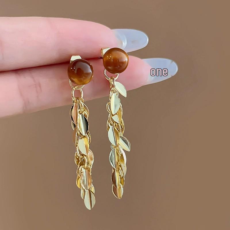 Elegant Pearl Stud Earrings: Simple, High-End Design for Autumn/Winter 2024