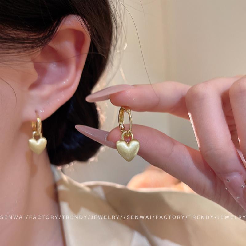 European and American retro gold love ear buckle women's light luxury metal earrings Internet celebrities same earrings