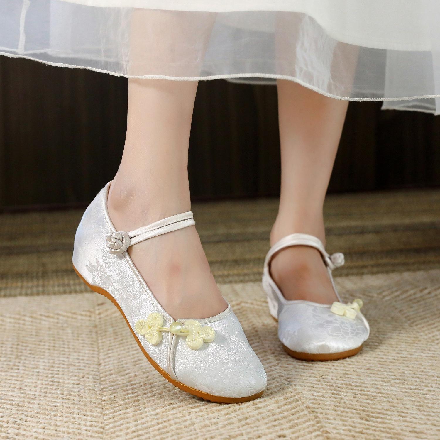 

2025 новые туфли ханьфу весна и лето старые пекинские тканевые туфли дзен вышитые женские туфли этнический стиль туфли для работы чайного мастера 34 белый