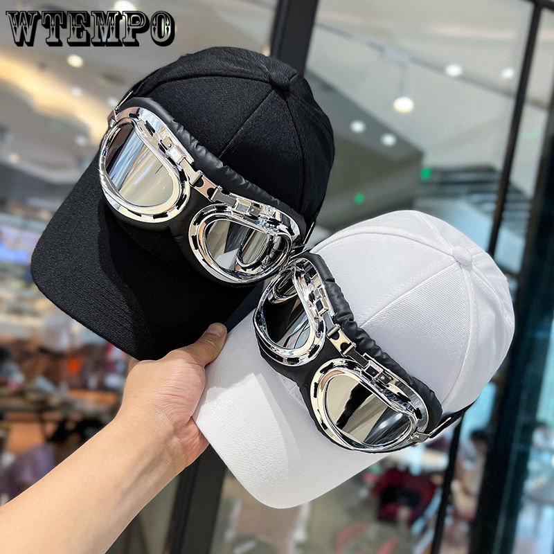 стильная бейсболка и солнцезащитные очки