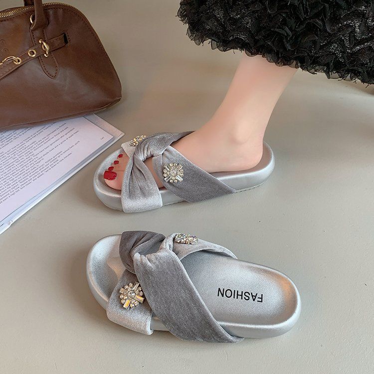 Cool slippers women's 2025 new fashion thick bottom Internet celebrities daily versatile soft bottom soft surface light rhinestone slippers