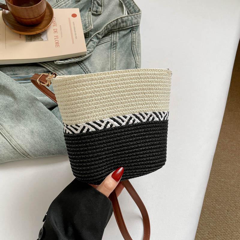 Women Summer Striped Straw Crossbody Bag Lightweight Woven Shoulder Bag for Beach and Holiday Events
