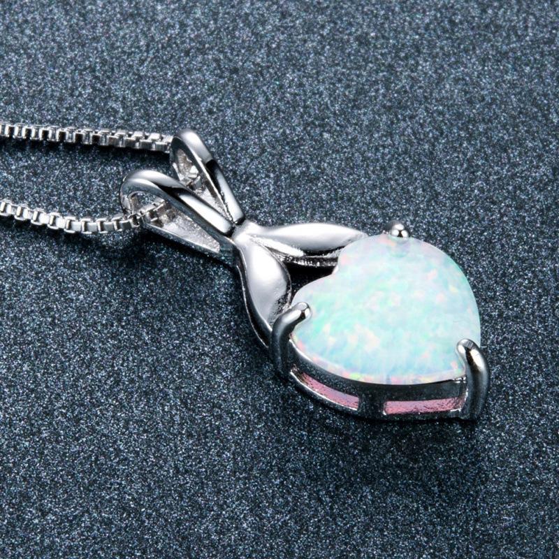 Platform necklace, three-claw white peach heart opal pendant, exquisite personalized item.