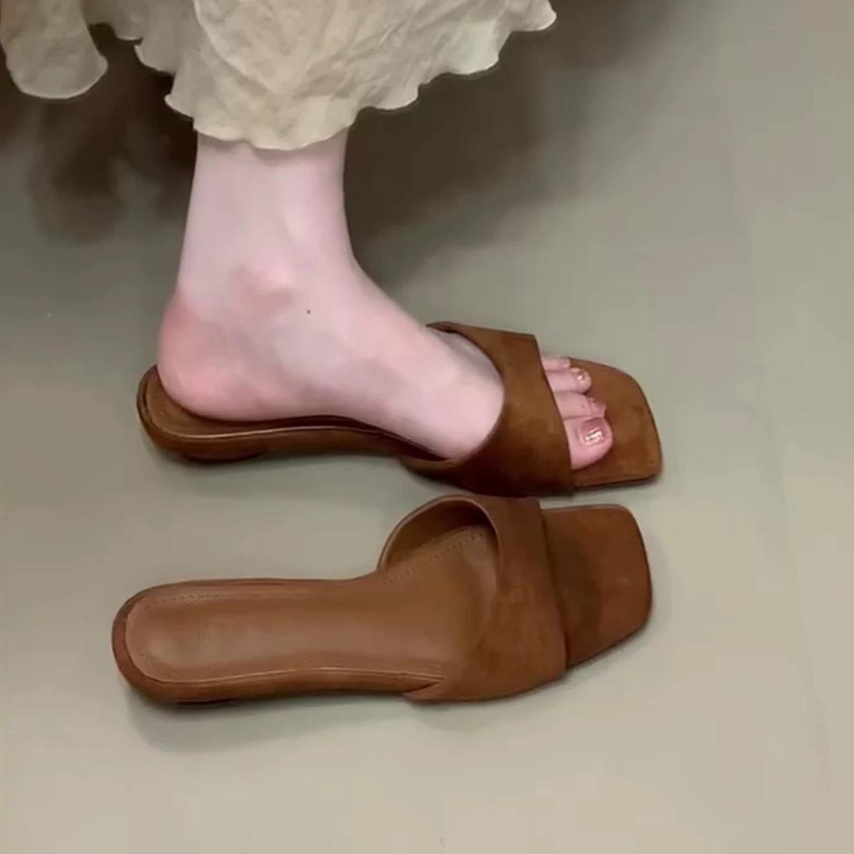 

Версия из овчины~ Простые квадратные носки на низком каблуке с открытым носком, шлепанцы на одно слово для женской уличной обуви, лето 2025, новые универсальные крутые шлепанцы 40 коричневый