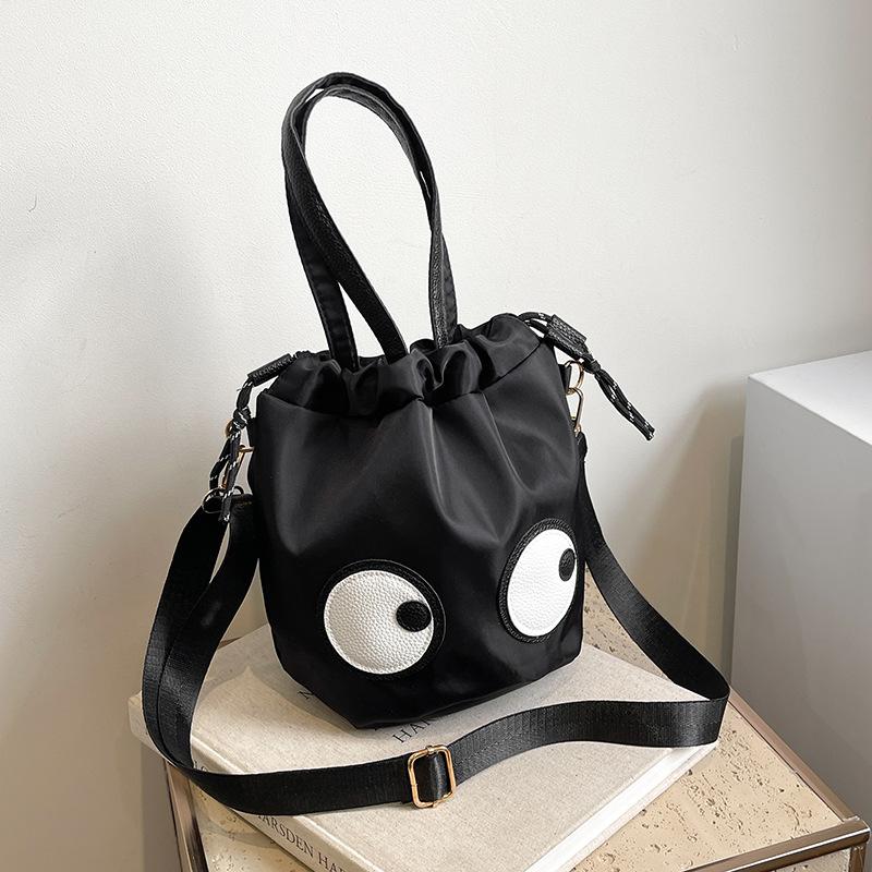 

New personalized big eyes hand bag female cute cartoon creative shoulder bag drawstring bundle light bucket bag one size fits all