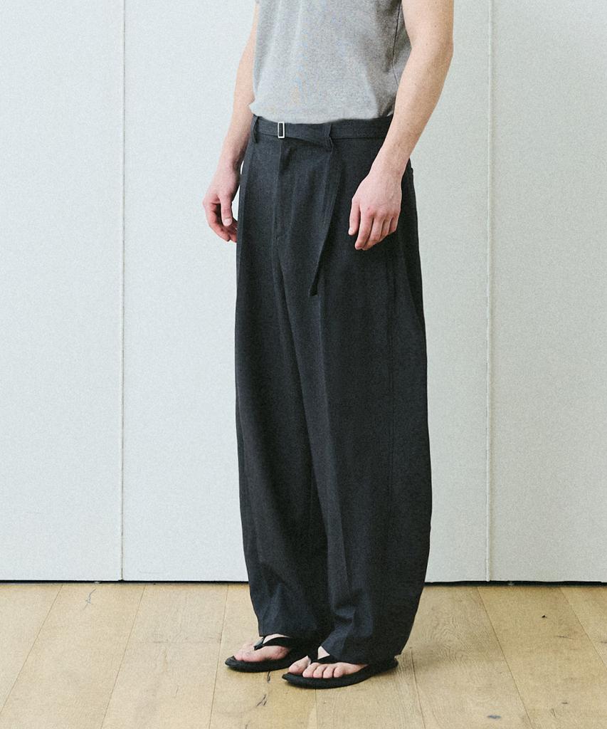 Beleudeunua Pleated Wool Belt Curve Slacks (Charcoal)