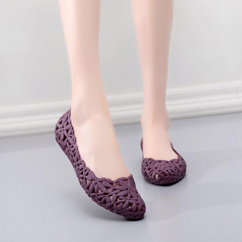 модные женские летние сандалии из желе с открытыми носками на плоской подошве с цветочным — фото 10