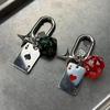 Porte-clés Cœur Rouge Un Dé Dé Charms de Sac Porte-clés de Voiture Exquis Unisexe Décoration de Sac à Dos pour Couple Accessoires Cadeaux