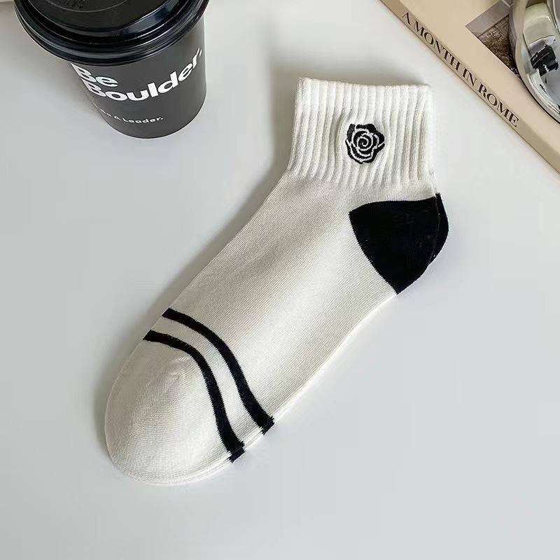 

Женские дышащие летние хлопковые носки длиной до щиколотки — черно-белые, впитывающие пот, модный японский дизайн, идеально подходят для занятий спортом в колледже. One Size