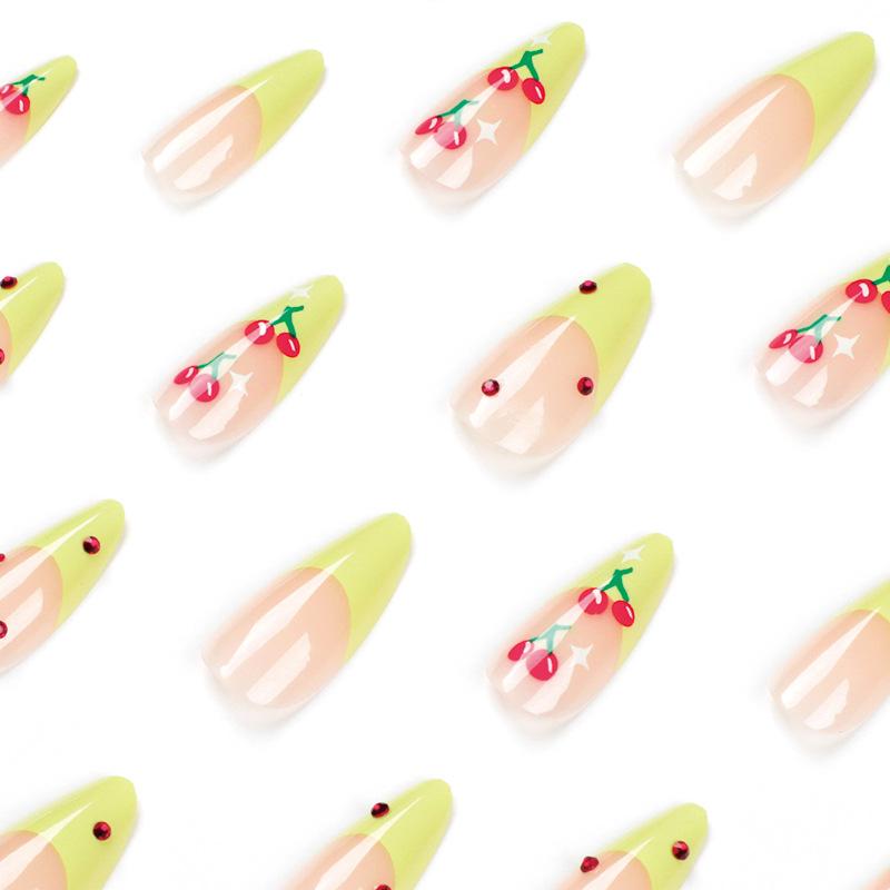 Nagel zum Tragen, Französische grüne Kante Nagelkunst zum Tragen, Rote Diamant-Nagelkunst, Kleines Kirschen-Falschnagelstück