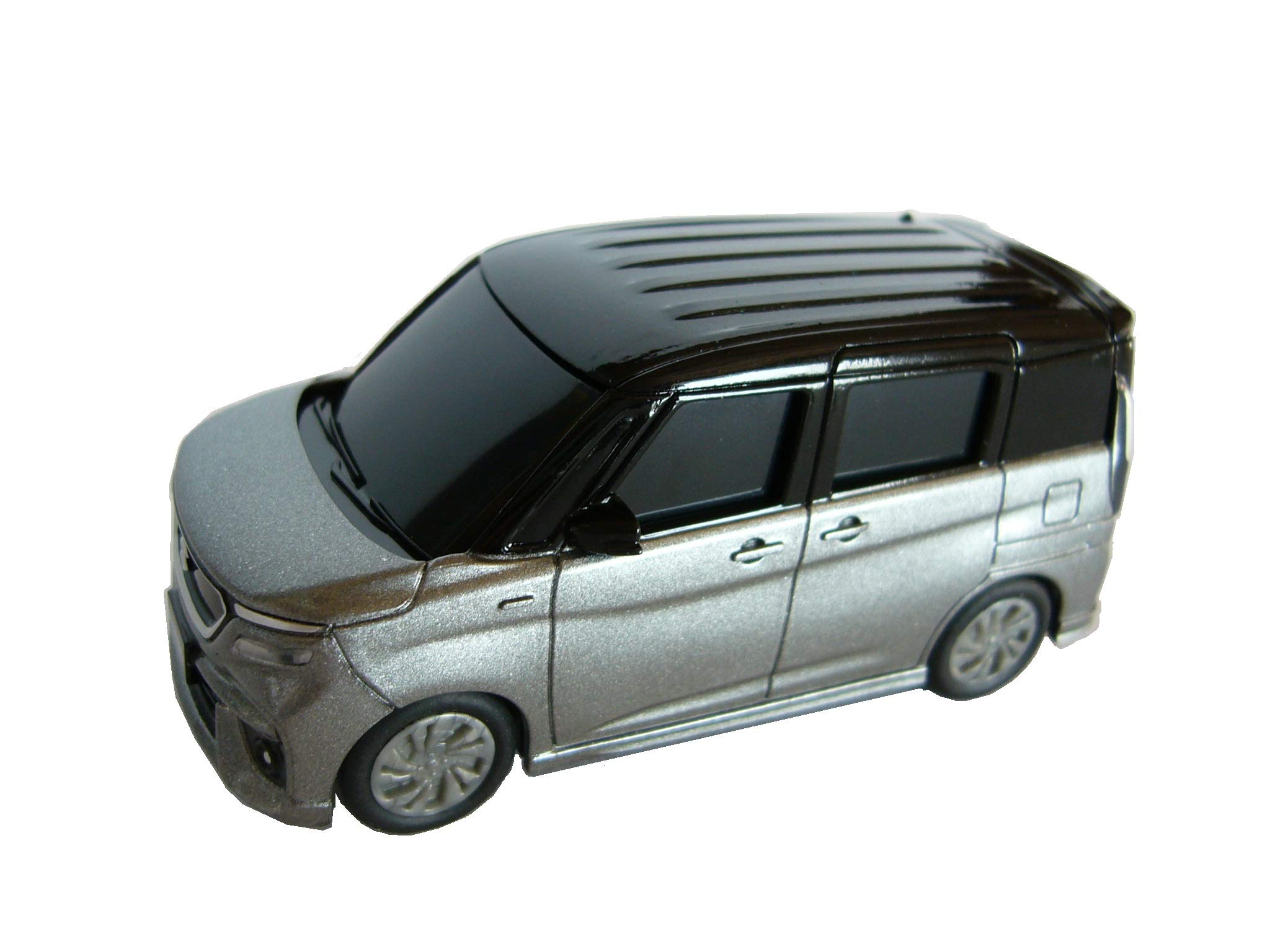 

Миниатюрная модель SUZUKI SOLIO Bandit 3-го поколения в цвете Premium Silver Metallic с черной крышей (2020-настоящее время) Инерционная двухцветная чёрный