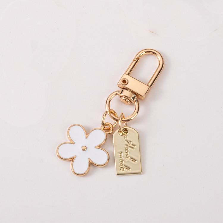 

Cute Sweet Multicolour Five Leaves Flower Key Chains for Women Personality Backpack Protective Cover Pendant Keyring Friend Gift белый