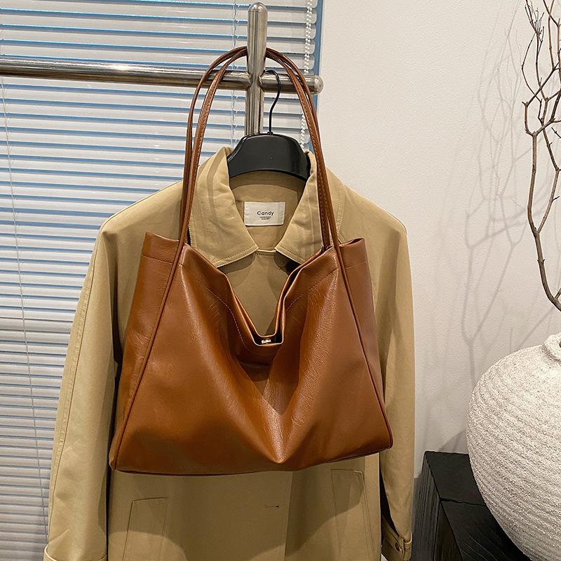 

Vintage Maillard style solid color tote bag women s 2025 new casual versatile large-capacity soft shoulder bag коричневий