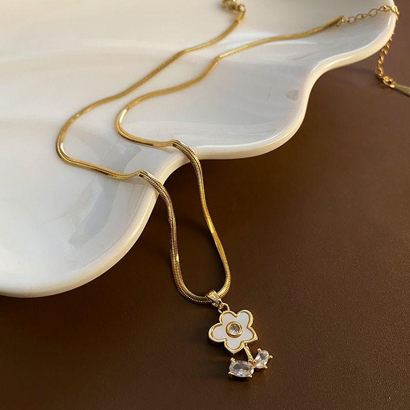 2025 Women's Titanium Steel Necklace: Light Luxury, Clavicle Chain, Non-Fading High-End Accessory