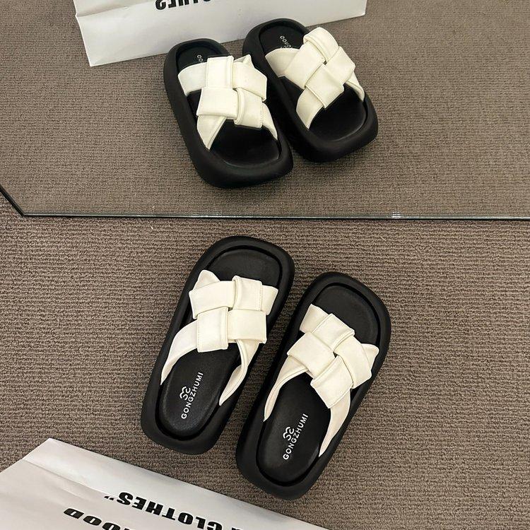 Beautiful thick-soled cool slippers with skirts, women's summer wear fashion and advanced sense 2025 new French beach shoes