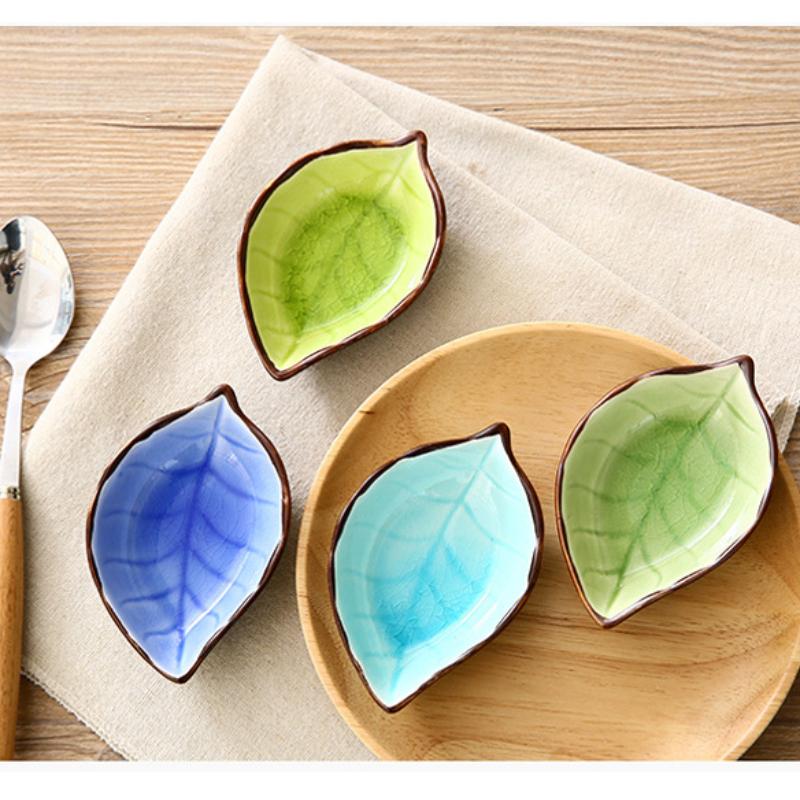 

Керамические маленькие тарелки, японская посуда, тарелки для уксуса, тарелки для соевого соуса, тарелки для приправ, костяные тарелки, тарелки для овощей, листья с глазурью «кракле» фиолетовый