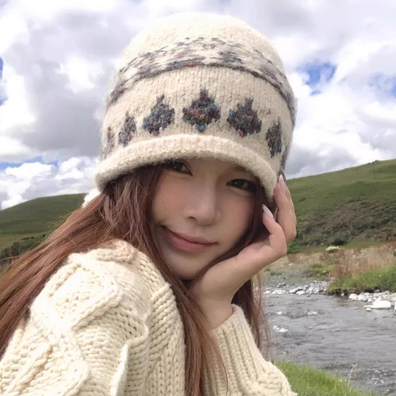 Fair Island contrasting color knitted wool hat women's season versatile big head circumference showing face small ear protection warm pullover hat