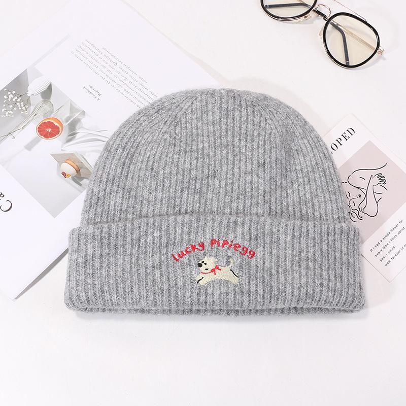 

Теплая Клейкая Щенячья Универсальная Вышитая Свободная Большая Версия Шляпа Женская Вязаная Шерстяная Шапка Подчеркивающая Лицо Маленькая Холодная Шапка Осень и Зима Новый Стиль M（56-58cm）