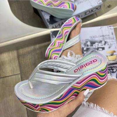 Damen Keilabsatz Plateau Hausschuhe 2025 Sommer Mode Farbe Dicke Sohle Zehentrenner Schuhe Damen Luxus Sandalen
