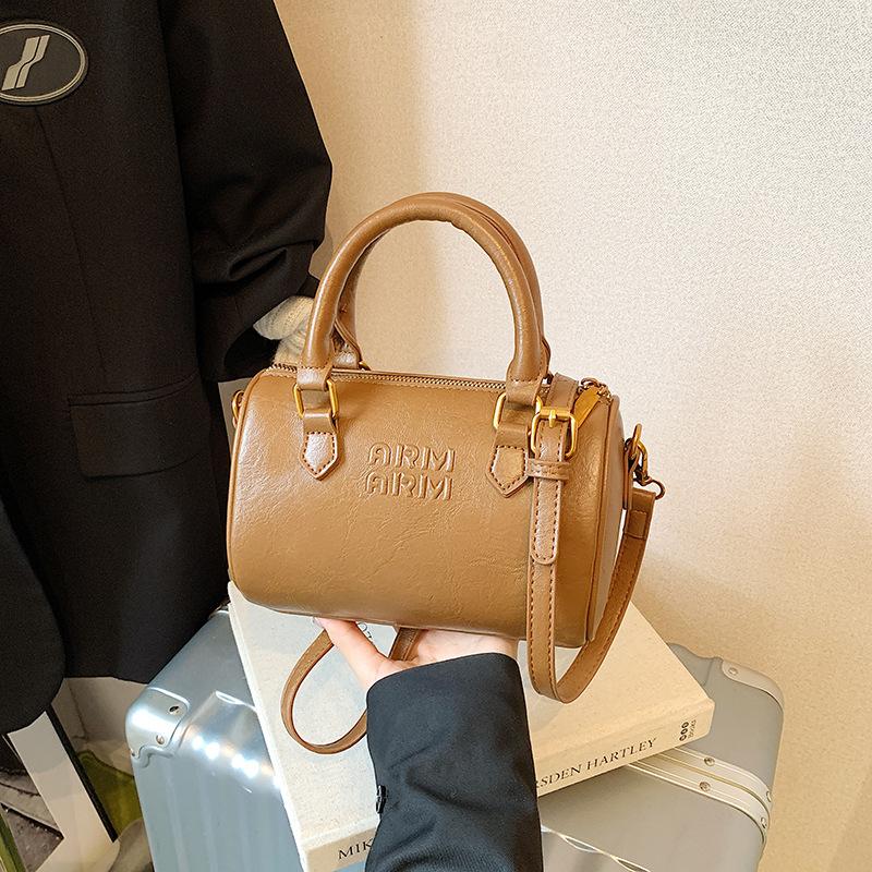 

Going out handbag bag women s 2025 new trendy high-end retro shoulder bag commuting versatile messenger pillow bag