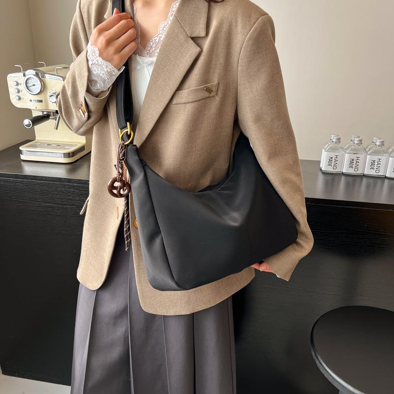 2025 new student class retro solid color bag women's fashion casual shoulder crossbody large-capacity commuter bag